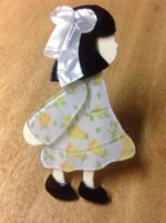 Broche de niña en acetato