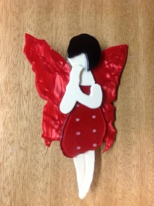 Broche de acetato, hada roja